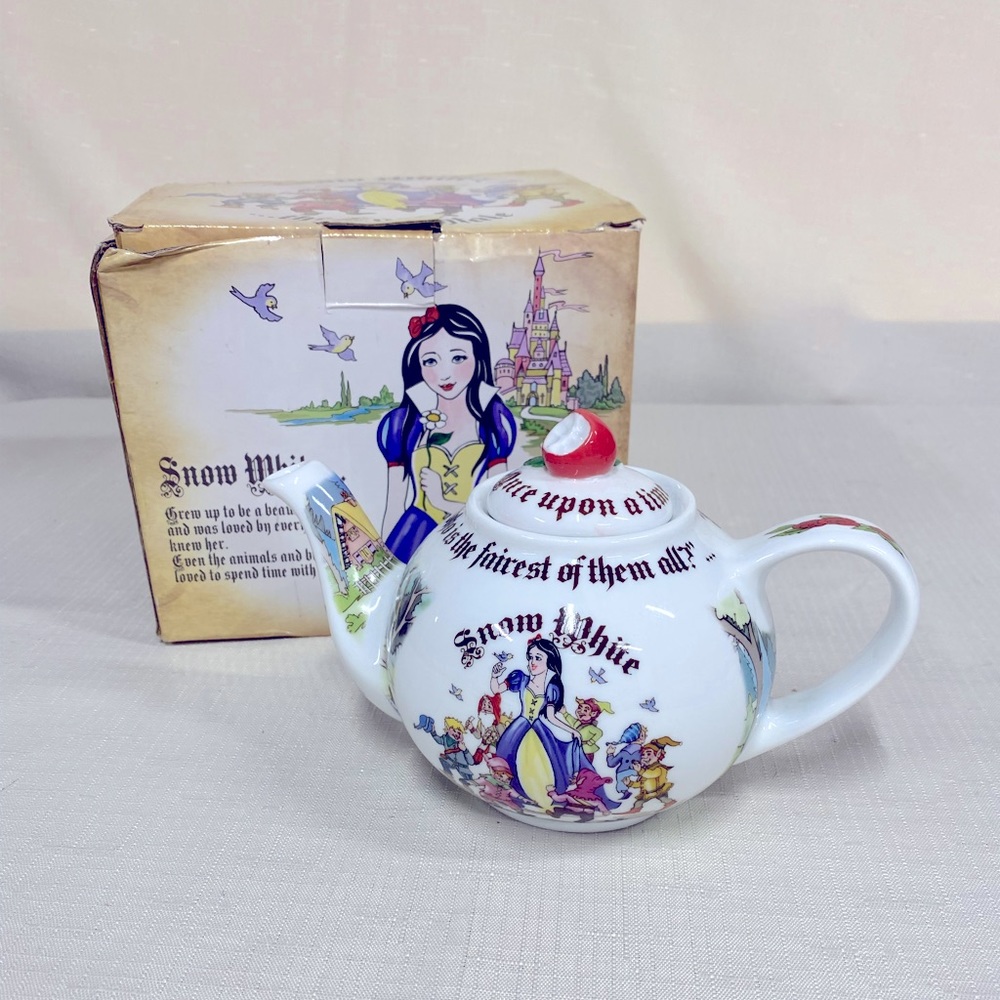 Snow White Teapot by Cardew Design